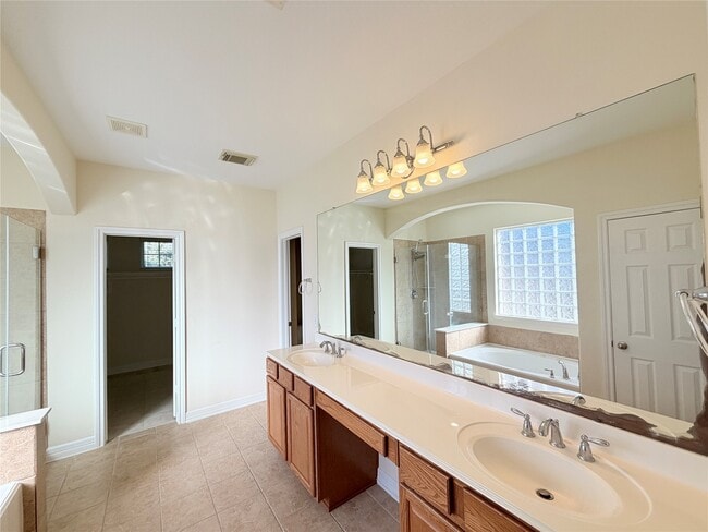 Building Photo - 28015 Silverstream Ct