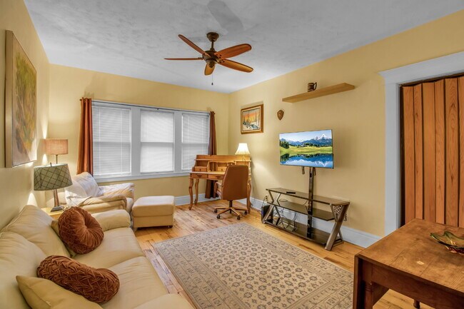Building Photo - Furnished 1-Bedroom Apartment on Glendale Pl