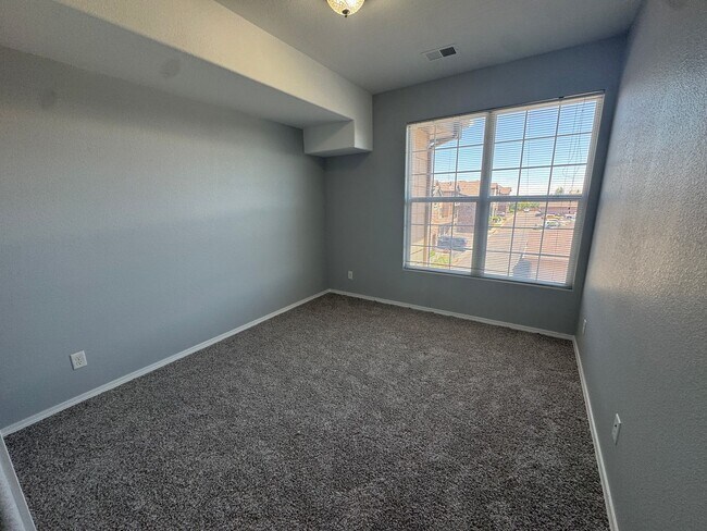 Building Photo - Move-In Ready Top-Floor Condo with New Flooring & Fresh Paint
