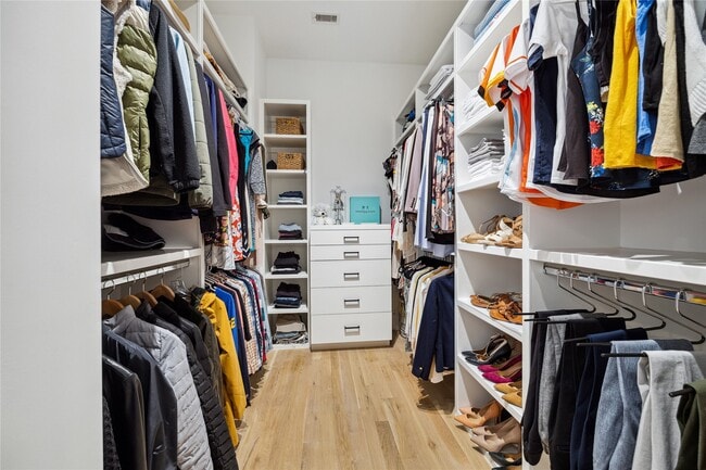 Building Photo - 711 Memorial Heights Dr