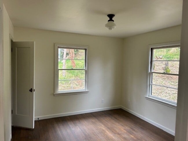 Building Photo - A Beautiful Home with Great Views!