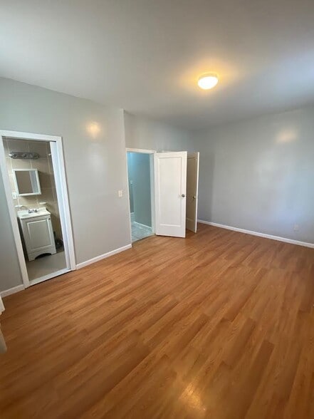 Building Photo - 425 Leslie St