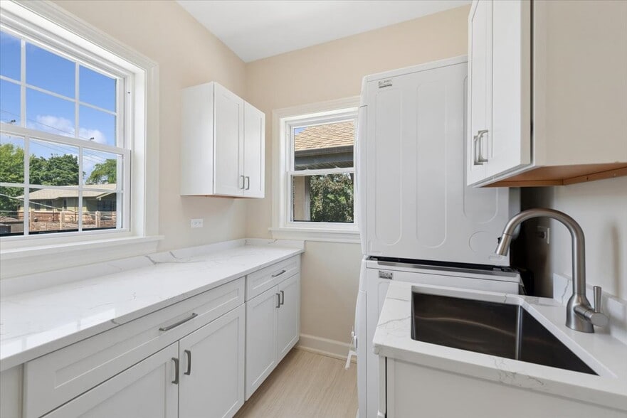 Laundry, storage and utility sink - 5028 N Mozart St