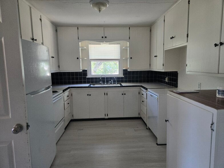 Clean white kitchen - 2863 Colorado Ave