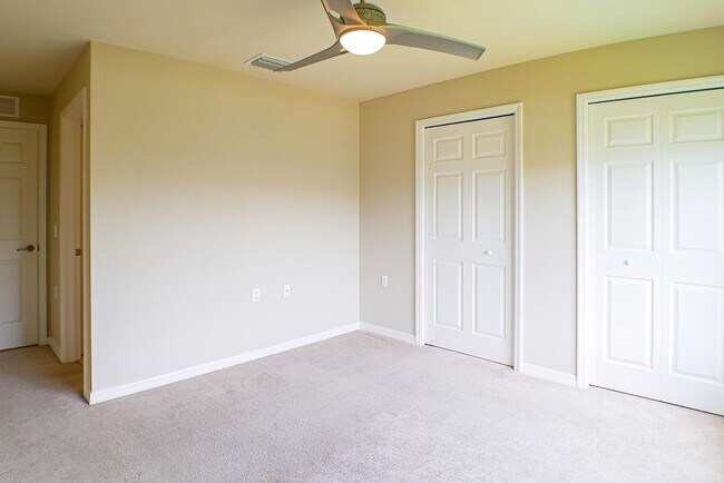 Building Photo - Spacious Townhouse in a Gated community in...