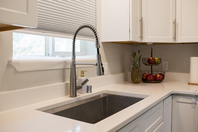 Building Photo - 370 NW Terre View Dr