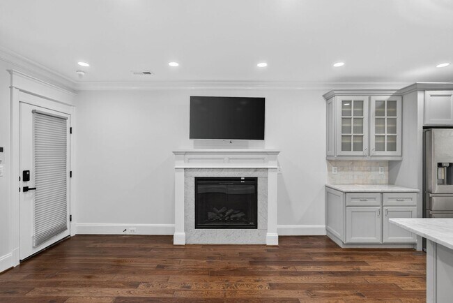Building Photo - Bright Adams Morgan Condo with Den, Two Full Baths & In-Unit Laundry