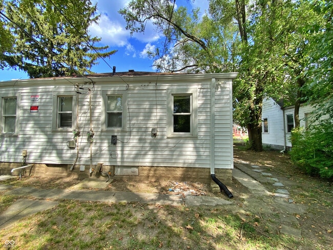 Building Photo - 1464 N Gladstone Ave