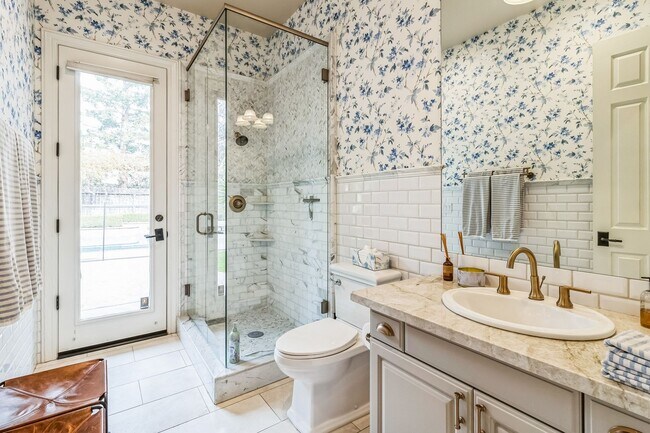 Building Photo - Luxurious Furnished Spanish-Style Home wit...