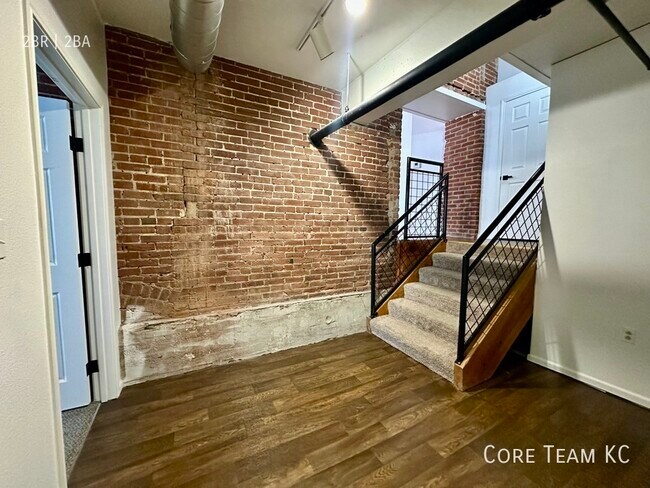Building Photo - 202 W 5th St