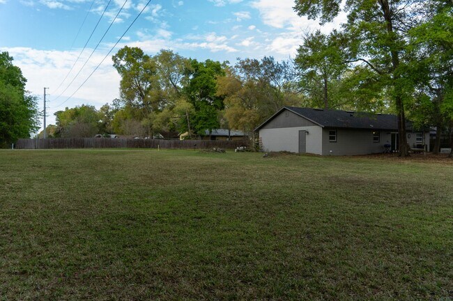 Building Photo - Furnished 3/2 with Garage on Beautiful Lot...