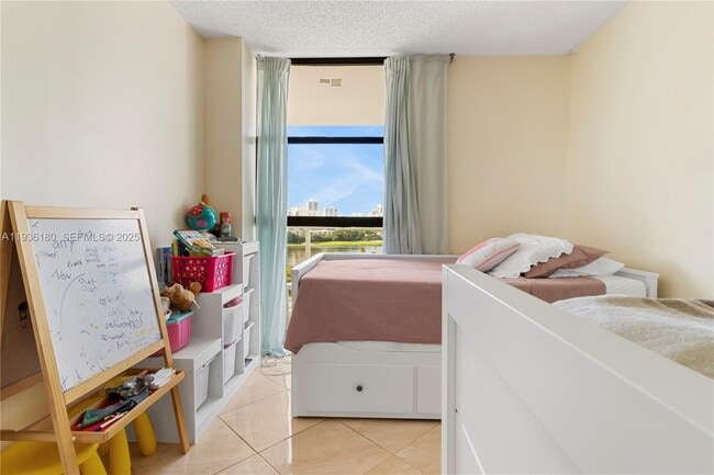 Building Photo - 3701 N Country Club Dr