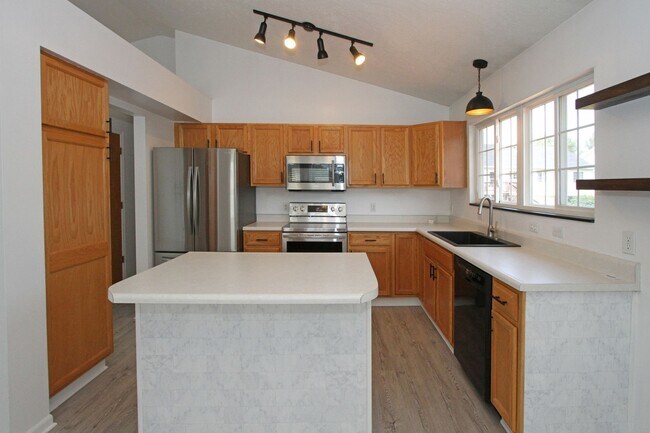 Building Photo - Timber Ridge Split Foyer