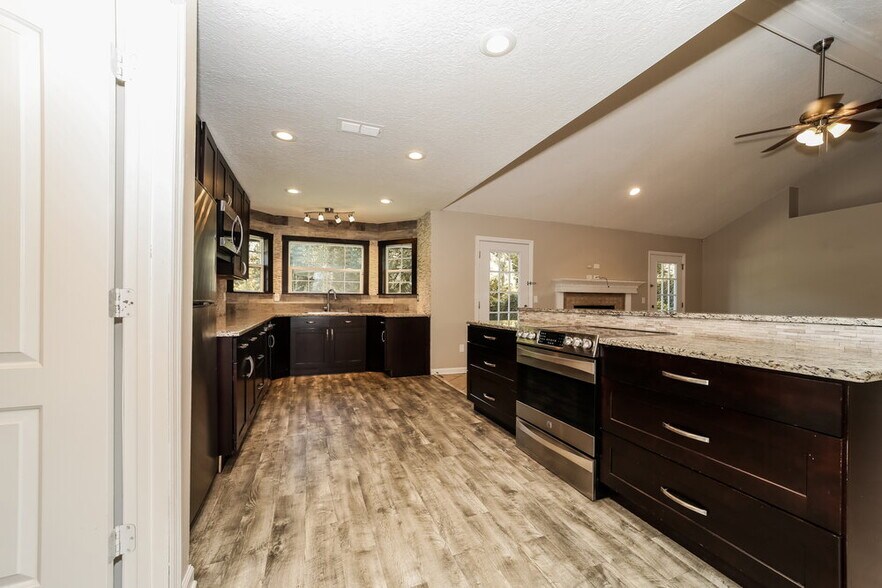 Building Photo - 12127 Rush Creek Dr N