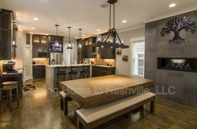 Building Photo - 910 11th Ave N