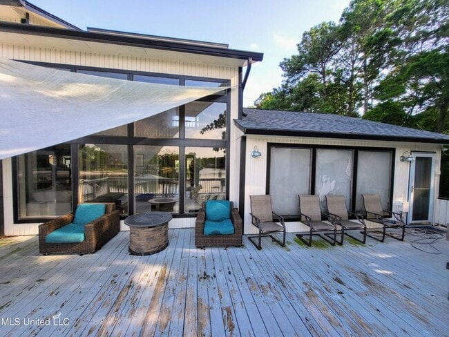 Building Photo - Riverfront Living with Private Boat Launch