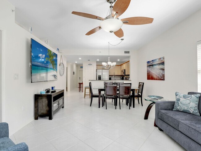 Building Photo - Seasonal 3-Bed First Floor Condo Rental in the Heart of Naples