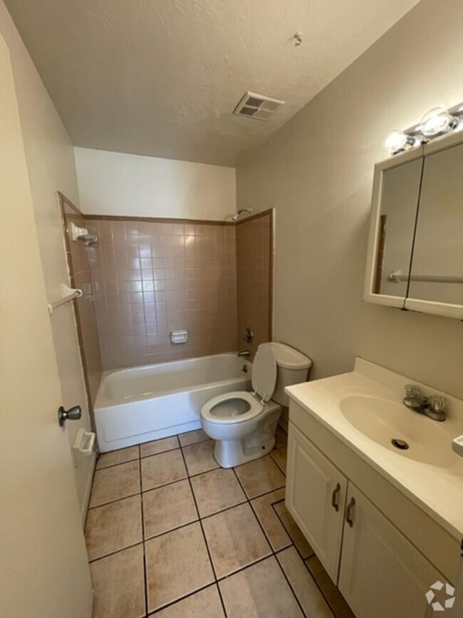 Building Photo - 2 Bedroom Located in Pineridge Available N...