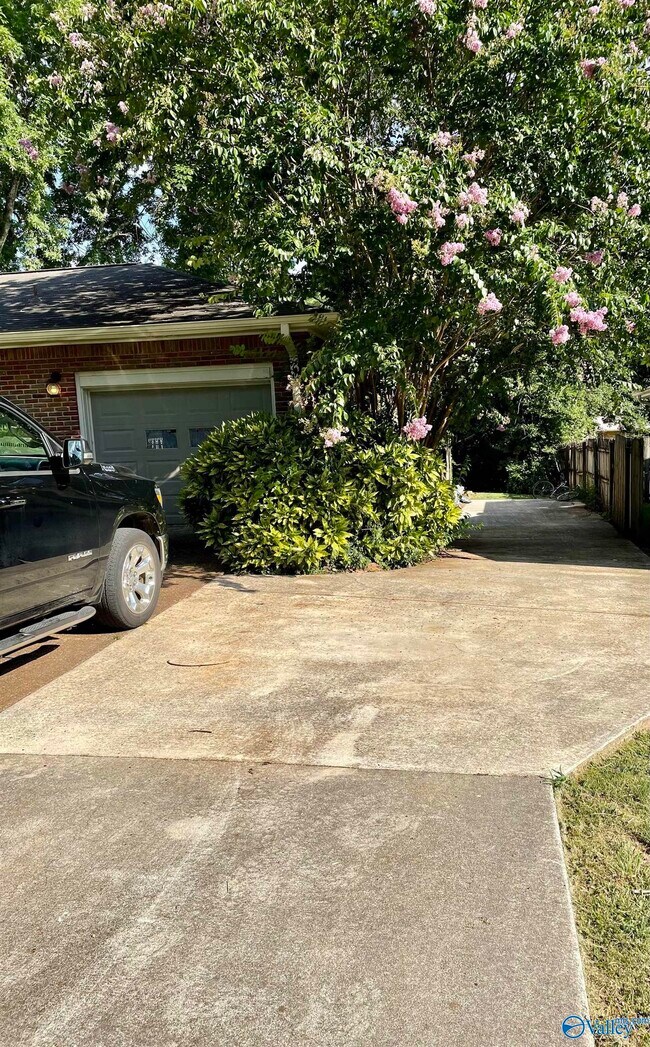 Building Photo - 2105 Hansel Ave SW