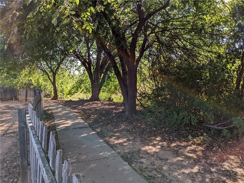 Building Photo - 2508 Black Oaks Cir