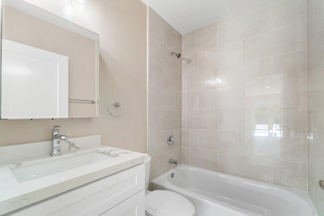 Building Photo - 5065 Horseshoe Cir N