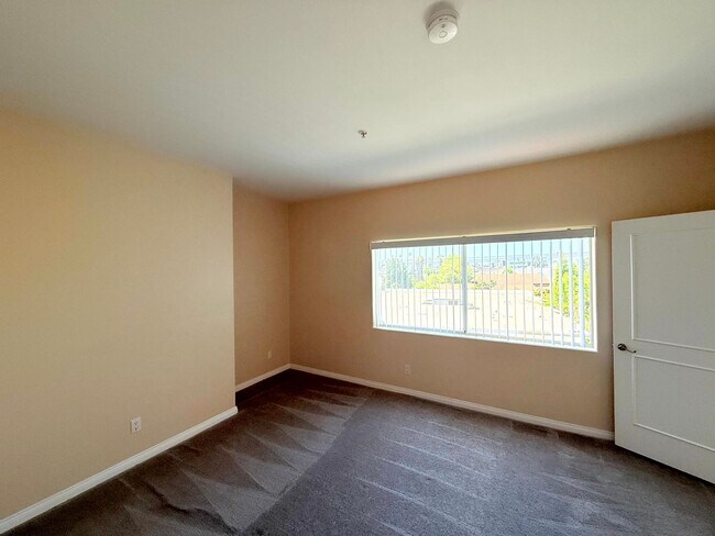Building Photo - Gorgeous Spacious 2 Bedroom - 2 bath top f...
