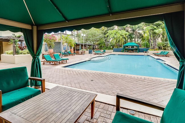 Building Photo - 520 SE 5 Ave