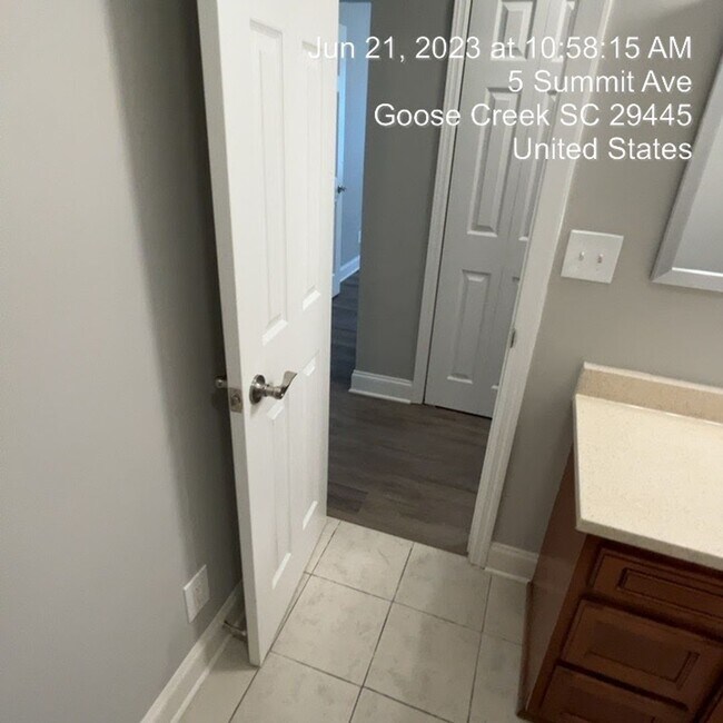 Building Photo - Relaxed Living with Spacious Yard in Goose...