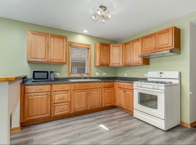Building Photo - 5841 W 55th St
