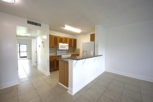 Building Photo - 1604 Meadows Cir W
