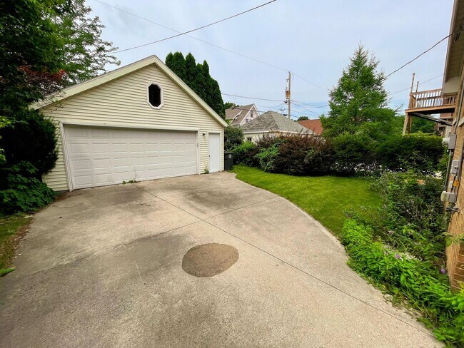 Building Photo - Beautiful  2 Bedroom + Den(3rd bedroom) Bungalow in Wauwatosa