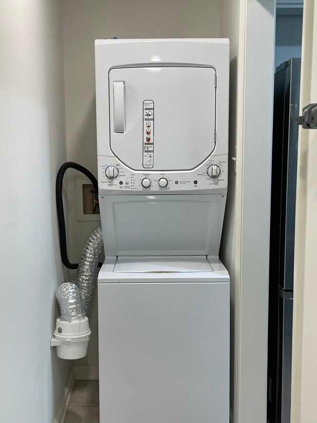 Stackable washer / dryer - 12447 Coursey Blvd