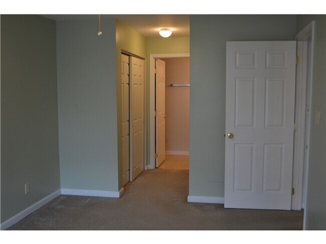 Building Photo - 703 Waters Edge Dr