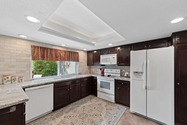 Building Photo - This beautifully appointed 3-bedroom, 2-bathroom condo seasonal rental Located in Leisure World A...
