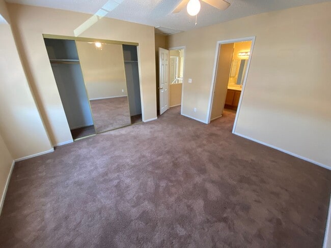 Building Photo - 3 bed, 2.5 bath, 3 car garage home in Nort...