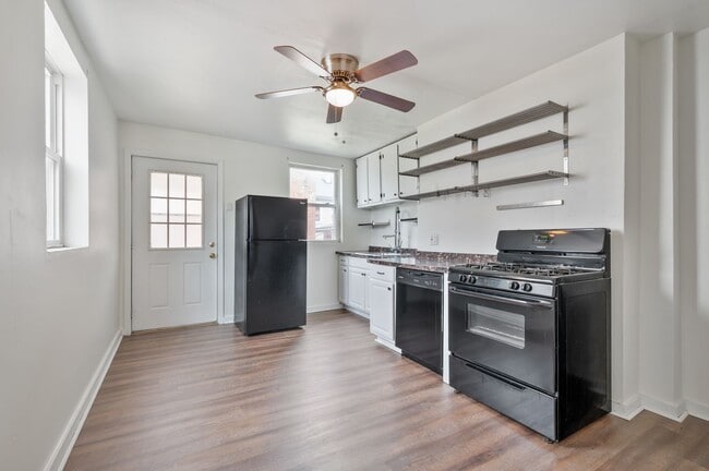 Building Photo - 2 bed 1 bath with fresh updates - great lo...