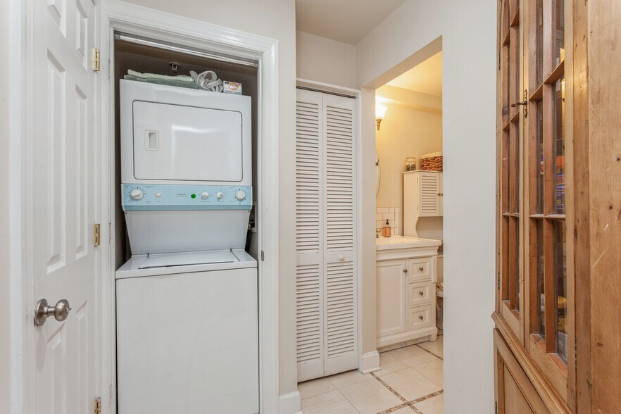 Building Photo - 304 Q St NW