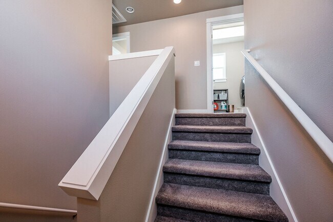 Building Photo - Beautiful 3 Bedroom on Large Corner Lot!