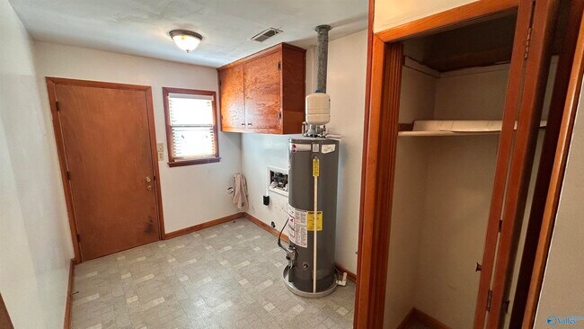 Building Photo - 2106 Giles Dr NE