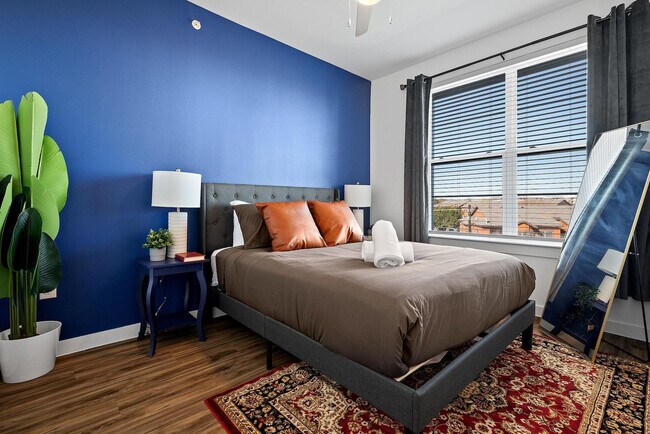 Building Photo - 2425 E Riverside Dr