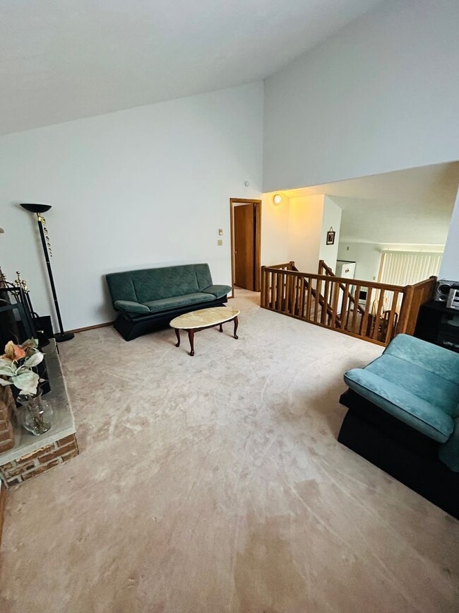 Building Photo - Bright and spacious 3-bedroom, 1-bath home featuring a nice backyard