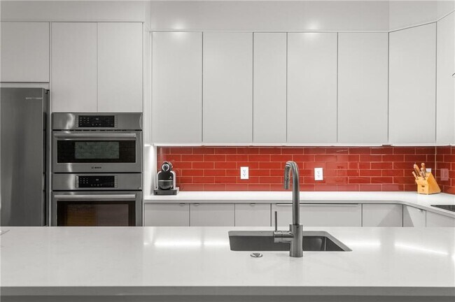 Building Photo - 1350 Fernwood Cir NE