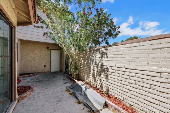 Building Photo - Beautiful home in central location
