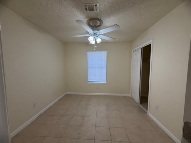 Building Photo - 323 Moss Hill Dr