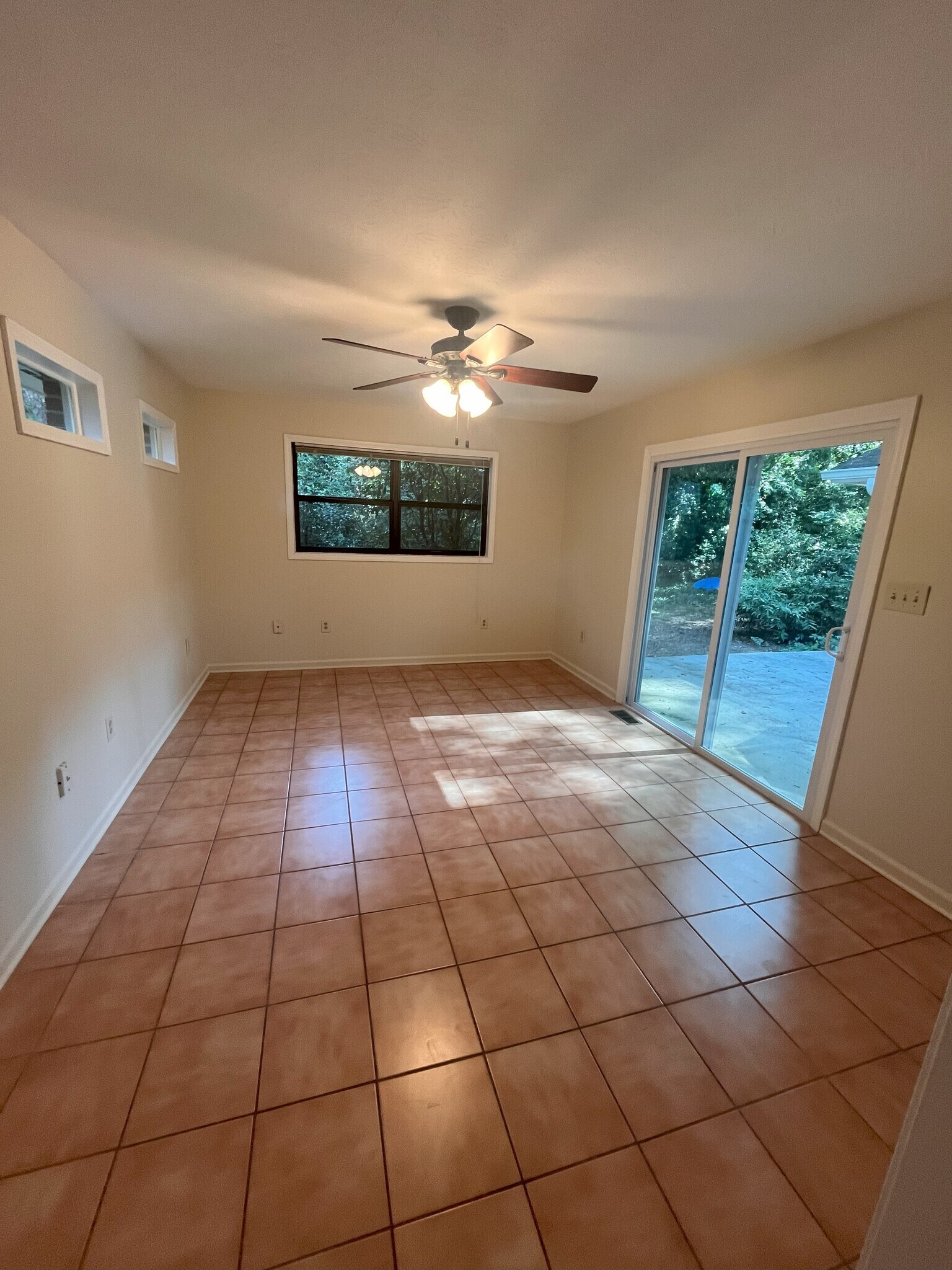 Master bedroom with patio access. - 1405 Southland Vista Ct NE
