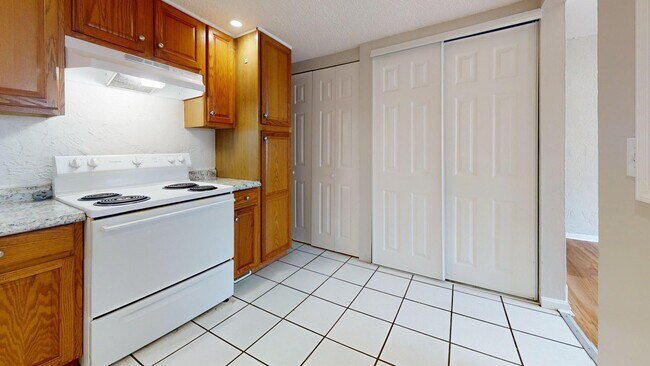 Building Photo - Elyria - fully updated two bedroom townhouse for rent!