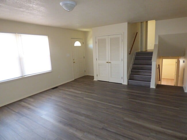 Building Photo - 6914 Autumn View Dr