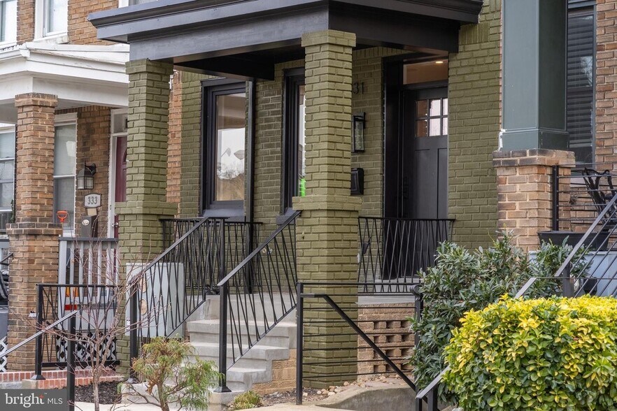 Building Photo - 331 W St NE