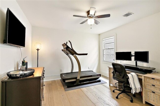 Building Photo - Gorgeous 3BD/2.5BA with Huge Backyard and Off Street Parking