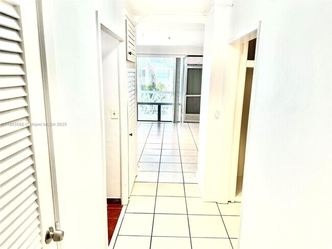 Building Photo - 1430 Brickell Bay Dr